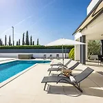 In With Heated Pool And Whirlpool 普拉