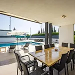 In With Heated Pool And Whirlpool 别墅