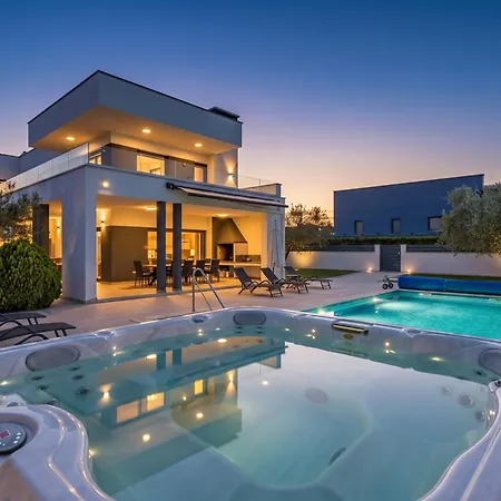 别墅 In With Heated Pool And Whirlpool 普拉