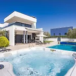 In With Heated Pool And Whirlpool *