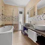 In With Heated Pool And Whirlpool פולה