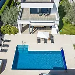 In With Heated Pool And Whirlpool וילה