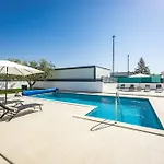 In With Heated Pool And Whirlpool וילה *