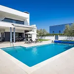 In With Heated Pool And Whirlpool Pula