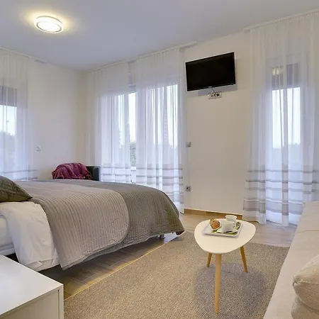 In With Heated Pool And Whirlpool Villa Pula