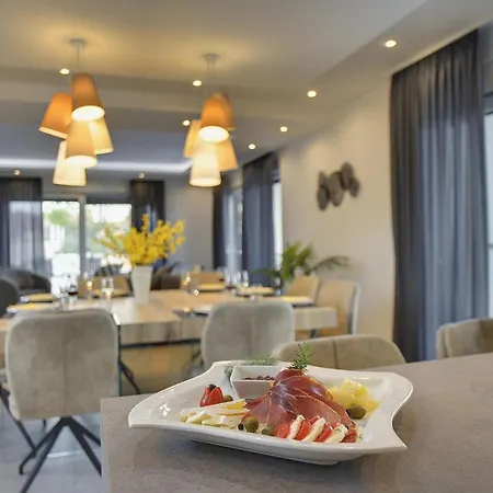 In With Heated Pool And Whirlpool *