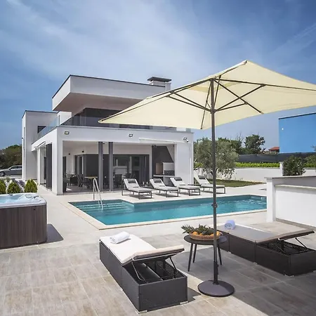 In With Heated Pool And Whirlpool Villa