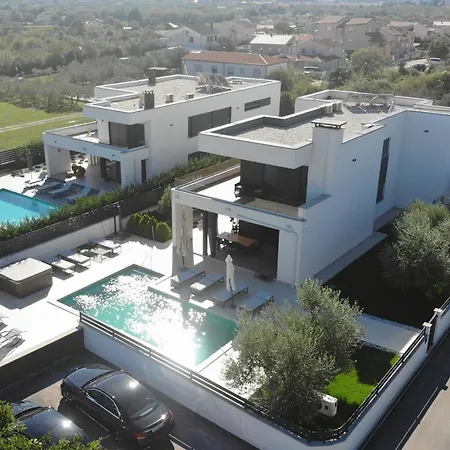 In With Heated Pool And Whirlpool فيلة بولا