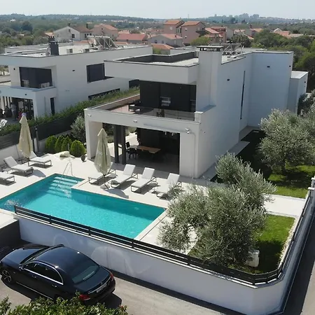 Villa In With Heated Pool And Whirlpool *