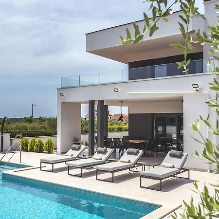 In With Heated Pool And Whirlpool *