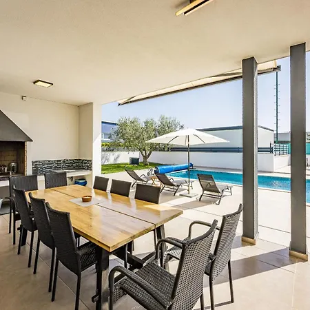 Villa In With Heated Pool And Whirlpool