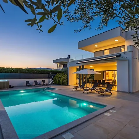 Villa In With Heated Pool And Whirlpool *