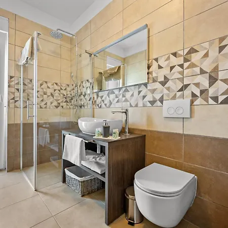 In With Heated Pool And Whirlpool *