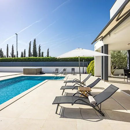 In With Heated Pool And Whirlpool Pula