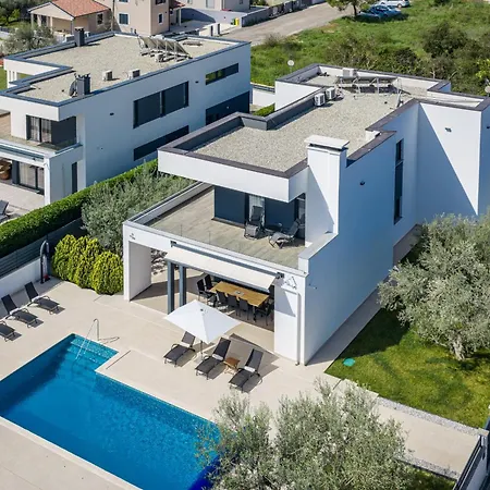 Villa In With Heated Pool And Whirlpool Pula