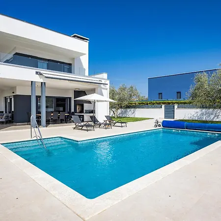 In With Heated Pool And Whirlpool Pula
