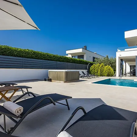 Villa In With Heated Pool And Whirlpool *