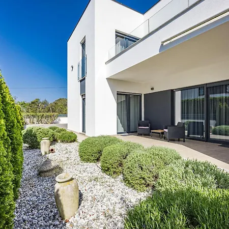 Villa In With Heated Pool And Whirlpool Pula