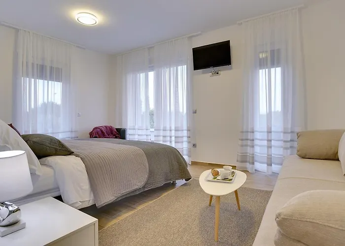 In With Heated Pool And Whirlpool Vila Pula