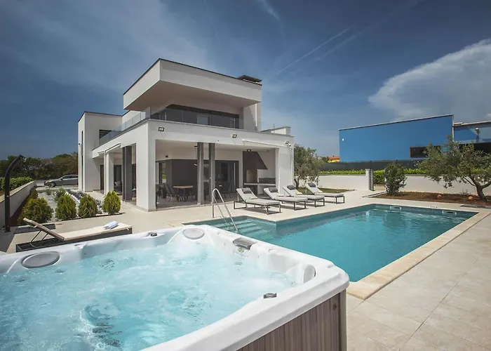 In With Heated Pool And Whirlpool Vila Pula