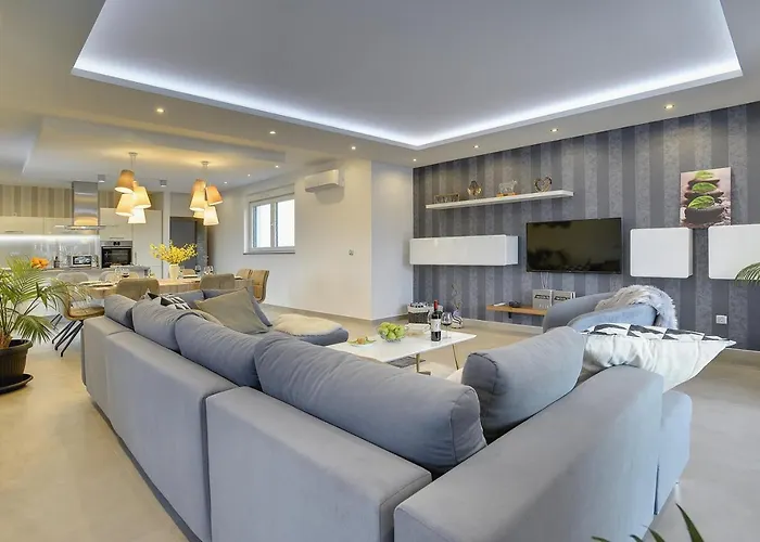 In With Heated Pool And Whirlpool *