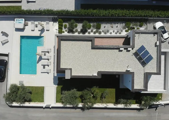 Villa In With Heated Pool And Whirlpool Pula