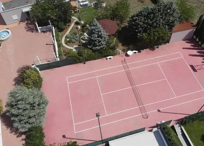 In With Heated Pool And Whirlpool Pula