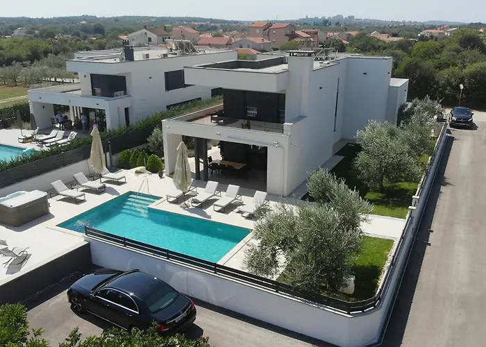 Villa In With Heated Pool And Whirlpool *