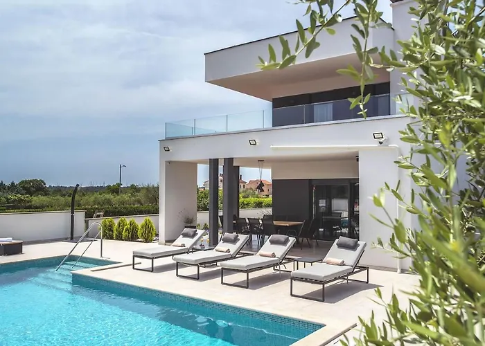 In With Heated Pool And Whirlpool *