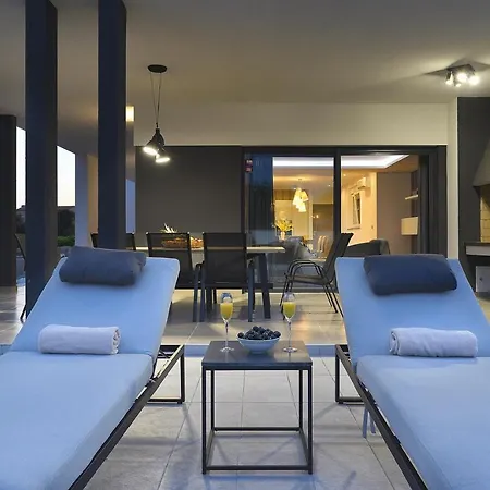 Villa In With Heated Pool And Whirlpool Pula