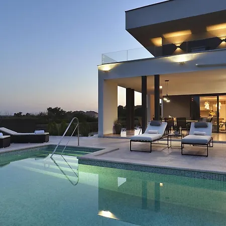 In With Heated Pool And Whirlpool * Pula