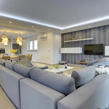 In With Heated Pool And Whirlpool *